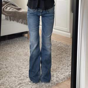 Pepe jeans i storlek L26/L32, superfint skick! Hör av er för fler bilder eller mått🫶 Går att lösa gratis frakt‼️