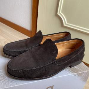 Gamla loafers av märket Tod’s i suede modellen. Hållbara skor gjorda i mocha utan några fel. Nypris 5000:-