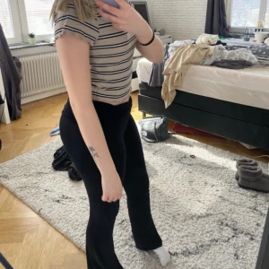 T-shirt  - Säljer denna extremt sköna tröja då den inte är min stil längre den är storlek M men sitter mer som en S