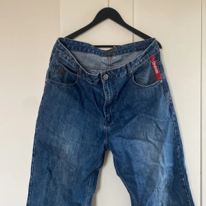 DNGRS baggy jeans - Bra skick, använda 1 gång  Storlek:34/32- bagge fit  Typ: vintage  Nypris: 700  Mitt pris: 450