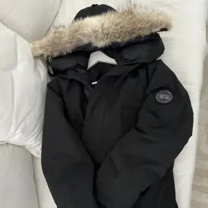 Använd 1 vinter och är i topp skick  Säljer pågrund av ny jacka är köpt  Mycket unik jacka med päls då den köptes helt ny. 