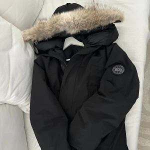 Canada goose Langford parka black label  - Använd 1 vinter och är i topp skick  Säljer pågrund av ny jacka är köpt  Mycket unik jacka med päls då den köptes helt ny. 