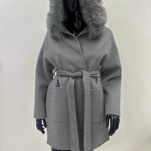En ull kappa med äkta pälskrage helt oanvänt och nytt skick. Ord pris 2199kr