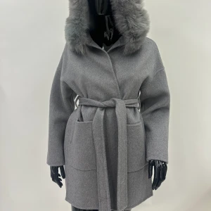 Alicia coat - En ull kappa med äkta pälskrage helt oanvänt och nytt skick. Ord pris 2199kr