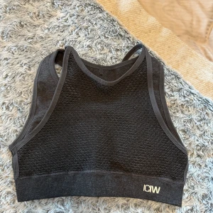 Aldrig använd sport-bh från ICIW - Aldrig använd Sport-bh från ICIW med snygga detaljer och fin passform! Helt ny! 