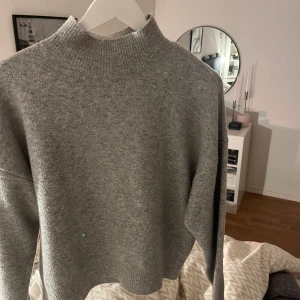 Stickad tröja - Säljer denna stickade tröjan från Gina tricot i strl S🫶Är i fint skick Inköpspris: 400kr