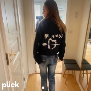 Mi amore hoodie - Säljer för att den var för stor 💗 lånad bild 💗köpt på plick 💗