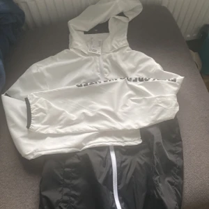 Regn jacka - Det är en nasa regn jacka aldrig använd 