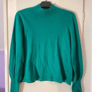 Supermysig grön stickad tröja från Gina Tricot. Färgen är mer grön i verkligheten. Fint skick! Kontakta mig innan ni använder köp nu<3