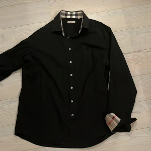 Burberry skjorta - Burberry skjorta storlek XL. Bra skick 8/10. Säljer pga för liten. Haft den i cirka 3 månader. Långärmad skjorta som går att vika upp. Normal passform. Fraktat samma dag som beställningen!