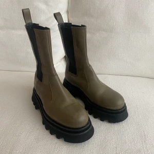 Zara Boots / Stövlar - Militärgröna Boots / Kängor / Gummistövlar från Zara i storlek 39. Endast använda 2 gånger, är i mycket bra skick utan några slitage eller dolda effekter! Köpta för ca 800kr. Skriv för fler bilder!