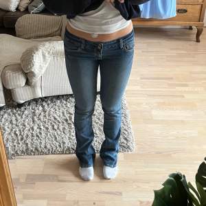 Så snygga lågmidjade jeans i en gammal model från bikbok 🤩 Säljer då dom tyvärr är lite långa för mig!💕