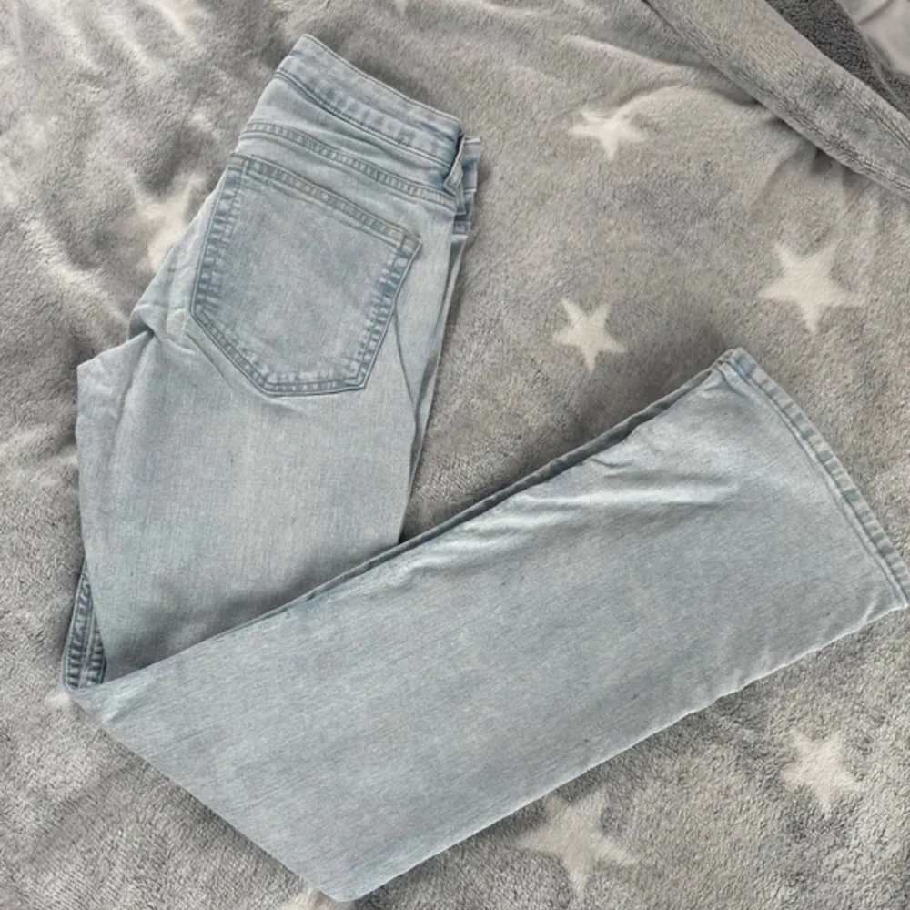 Superfina lågmidjade bootcut jeans från H&M i mycket fint skick 🩵 jag är 170 cm.. Jeans & Byxor.