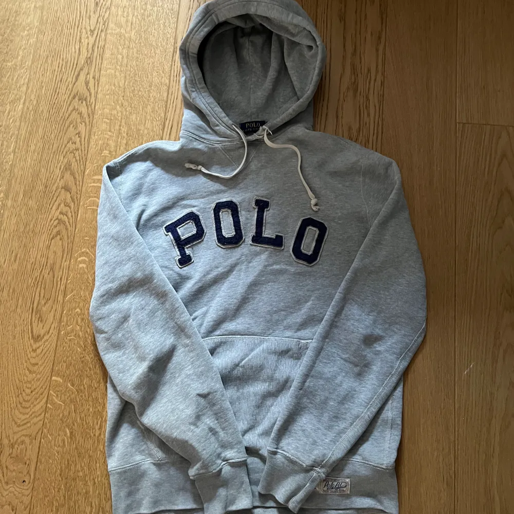Säljer denna riktigt snygga ”Polo” Ralph Lauren hoodie. Nypris är 2599kr men säljer för 599kr. Tröjan är i bra skick. Storlek S men kan passa upp till M. Hoodies.