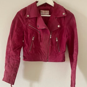 Mockajacka  - Mockajacka från Raggirl, inköpt på raglady. Kort modell, Äkta skinn. Den är lite smutsig på vissa ställen då den behövs kemtvättas. Storlek 34.