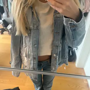 Supercool jeansjacka med hål, perfekt för våren!! Storlek 36