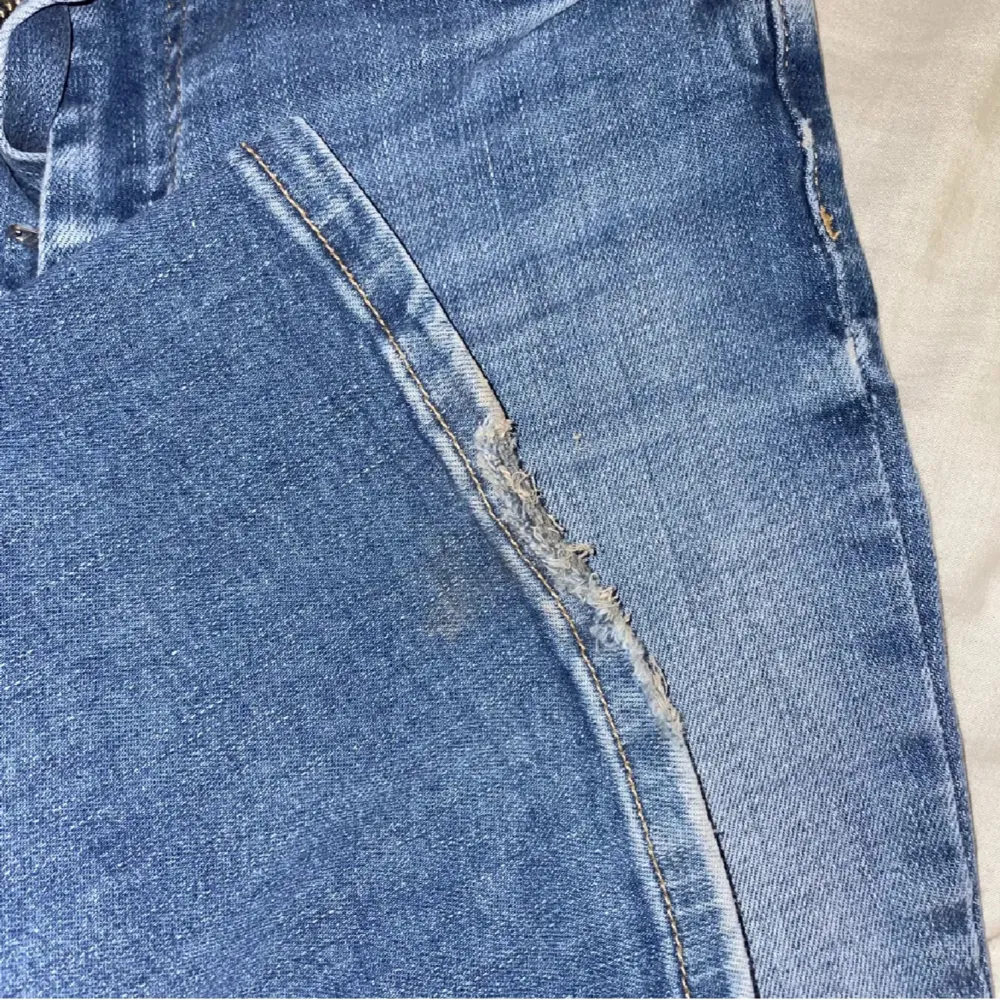 Bootcut jeans från only i jättebra skick, enda ”skadan” är att de är lite slitna på slutet, därav priset. . Jeans & Byxor.