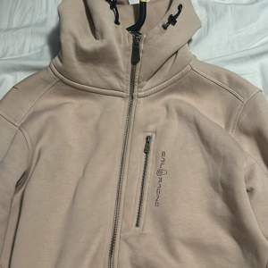 Säljer min ljusbruna Sail racing hoodie då den inte används bra skick knappt använd Storlek M