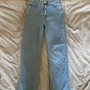 Weekday jeans, rowe 26/32 - Ljusa, nyköpta weekdayjeans i modellen rowe. Mycket gott skick!:)