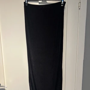 Kjol - Säljer en långkjol ifrån shein💓den är lite genomskinlig men super snygg och har en bra passform💓den är endast testad💓kom privat för fler bilder eller om du har några frågor💓