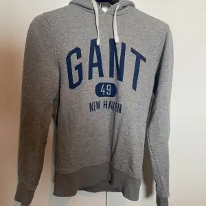 En väldigt snygg Gant tröja. Tröjans skick är 9/10. Vid frågor eller funderingar så är det bara att höra av sig. Pris kan alltid diskuteras. 