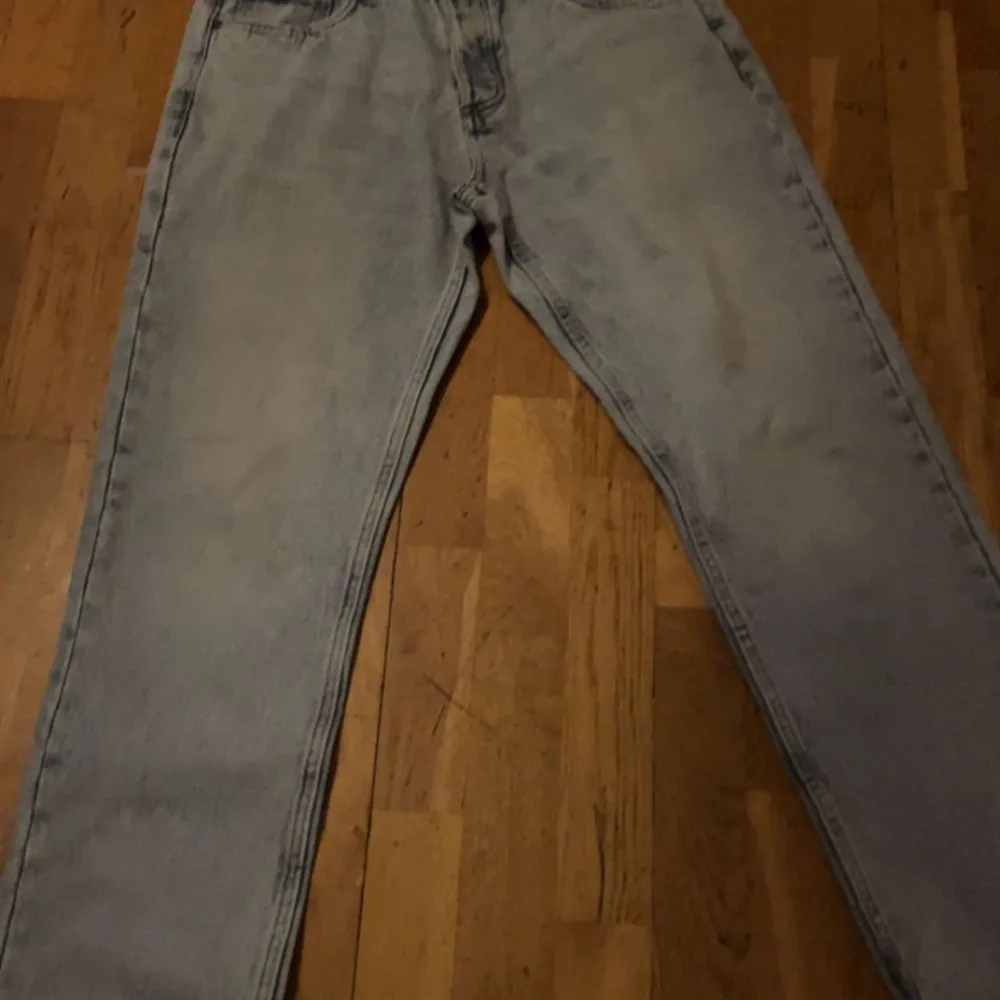 Ett par blåa jeans, storlek 32/30 jag behöver dem inte längre för att jag har vuxit ur dem. Skriv i DM för mer bilder 📸 Eller frågor om pris 💰! OG pris 500kr. Jeans & Byxor.