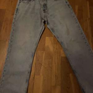 Ett par blåa jeans, storlek 32/30 jag behöver dem inte längre för att jag har vuxit ur dem. Skriv i DM för mer bilder 📸 Eller frågor om pris 💰! OG pris 500kr