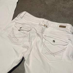 Lågmidjade vita jeans från river island, jätte snygga men passar tyvärr inte. (Bilderna är lånade av hon som jag köpte som av) sitter som en 38