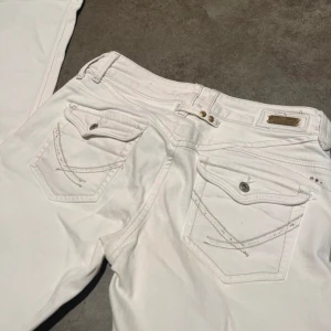 River Island jeans - Lågmidjade vita jeans från river island, jätte snygga men passar tyvärr inte. (Bilderna är lånade av hon som jag köpte som av) sitter som en 38