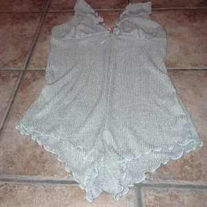 Romper Small - Nyinköpt och oanvänd.Säljes pågrund av något för liten.Det står medium på den, men är mer small i Paketet kan ev skickas som litet.