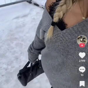 Grå V-ringad stickad tröja - Jättefin grå stickad tröja med v-ringning, den är från Zara i storlek S, skulle säga att den passar bäst på folk som bär xs-xxs🐰 Första bilden är lånad!