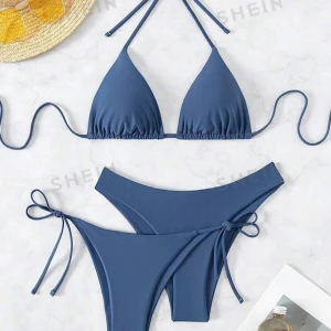 Mörkblå bikini - Jättefin mörkblå bikini, helt ny och oöppnad, säljer då jag råkade beställa 2. Bikinin kommer med en topp och två olika underdelar som visas på bilden Skriv om du har några frågor💕