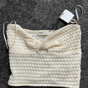 Trendig bandeu topp - Hej! Säljer denna superfina trendiga bandeu toppen. Perfekt nu när sommaren närmar sig. Vill uppmärksamma att den är liten i storleken. Helt oanvänd med prislappen kvar, säljes då den tyvärr inte passade. 🥰