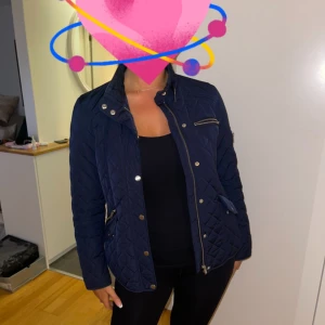 Snygg vårjacka från MQ - Supersnygg marinblå jacka perfekt till i vår, helt oanvänd.  Jackan är köpt på MQ och är i  märket STOCKH LM i storlek 42. Pris går att diskuteras.