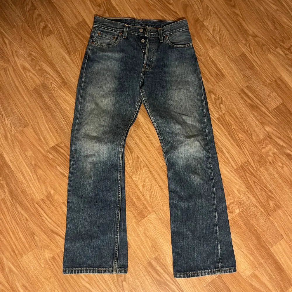 Grymt snygga och populära low waist jeans från levi’s, köpta second hand i fint skick!! Står ingen storlek i jeansen men skulle bedöma som en storlek 36😊. Jeans & Byxor.
