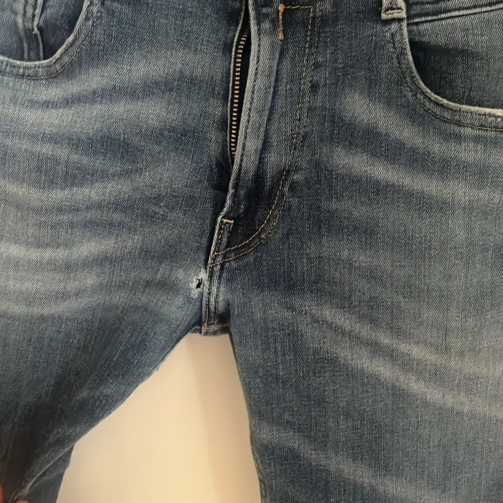 Ett par stilrena replay anbass jeans med ett litet litet hål  Strl 34/32. Jeans & Byxor.