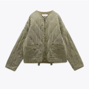 Grön zara jacka  - Säljer min fina zara jacka pga att den inte kommer till andra längre, finns inte kvar på zaras hemsid💗 köpte den för ungefär 900kr, priset kan absolut diskuteras!