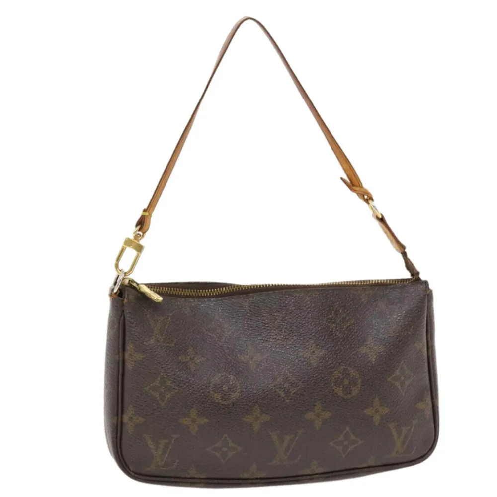 Louis Vuitton Pochette är en väska varje väskälskare antingen har eller vill ha!! Här får du plats för både din telefon, korthållare, nycklar och lite smink. Lämplig för alla tillfällen och kommer att lägga en touch av lyx till en värddräkt. . Väskor.