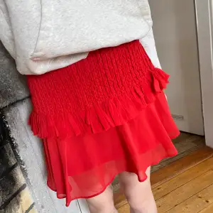 Unik kjol från & Other Stories som är stickad upptill och har tunt material under. Längd ca 43-44cm och midjemått ca 33cm (ej stretchig).