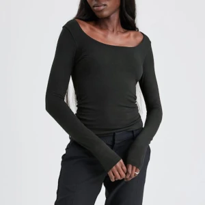 Basic topp från BikBok - Säljer denna topp från BikBok i perfekt skick. Säljer då jag har alldeles för många liknande toppar  💗