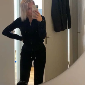 Svart Juicyset - Säljer nu mitt svarta juicyset, då det blivit för litet. Det är i använt skick men inga defekter. Hör av dig för fler bilder!