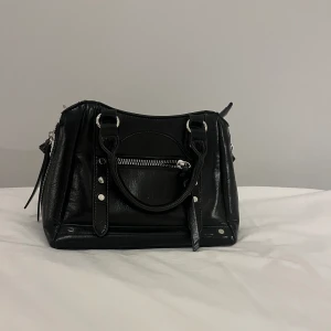 Svart väska nakd - Snygg svart väska från nakd. Långt band medföljer. Skriv för fler bilder eller andra funderingar😊