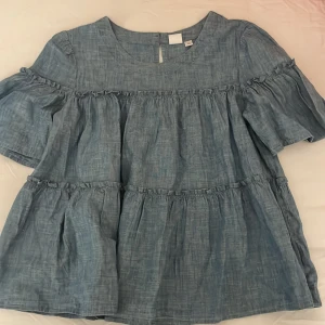 Snygg blus  - Säljer denna snygga blus från GAP kids, aldrig använd och därför i nyskick. Pris kan diskuteras 