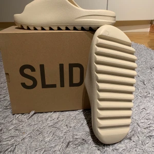 Yeezy slides bone - Helt nya i storlek 42, kvitto finns
