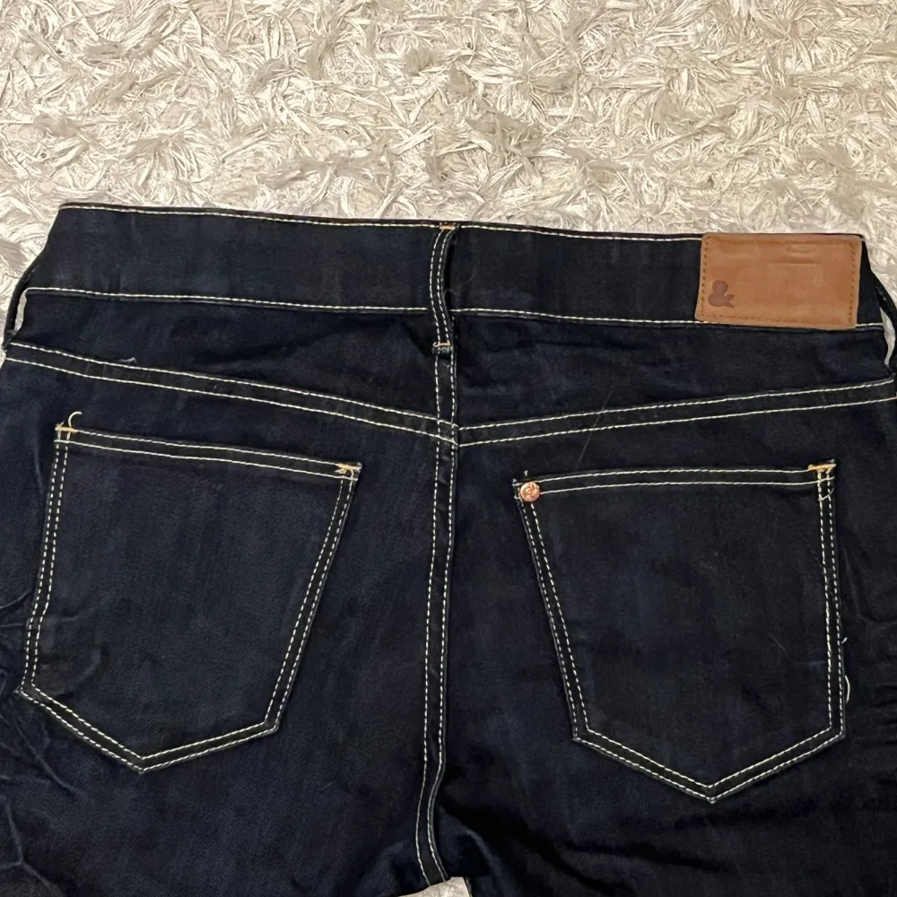 Sååå snygga jeans som jag har sytt om själv till Bootcut. Midjemått 34cm rakt över och Innerbens längden är 78cm verkligen så snygga och trendiga. Jeans & Byxor.