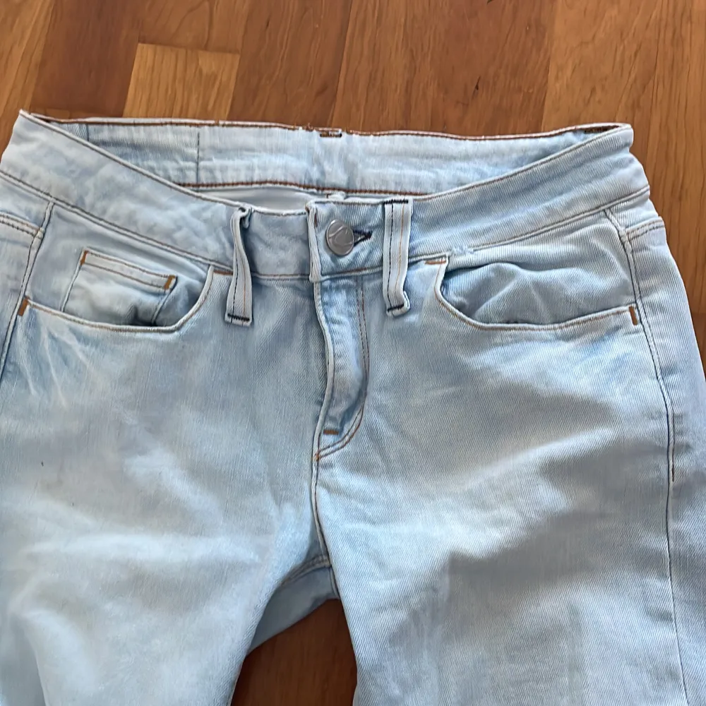 Lågmidjade jeans, aldrig använda, super snygga. Var för stor för mig🩷skulle säga storlek S. Några enstaka defekter men det går enkelt bort🥰. Jeans & Byxor.