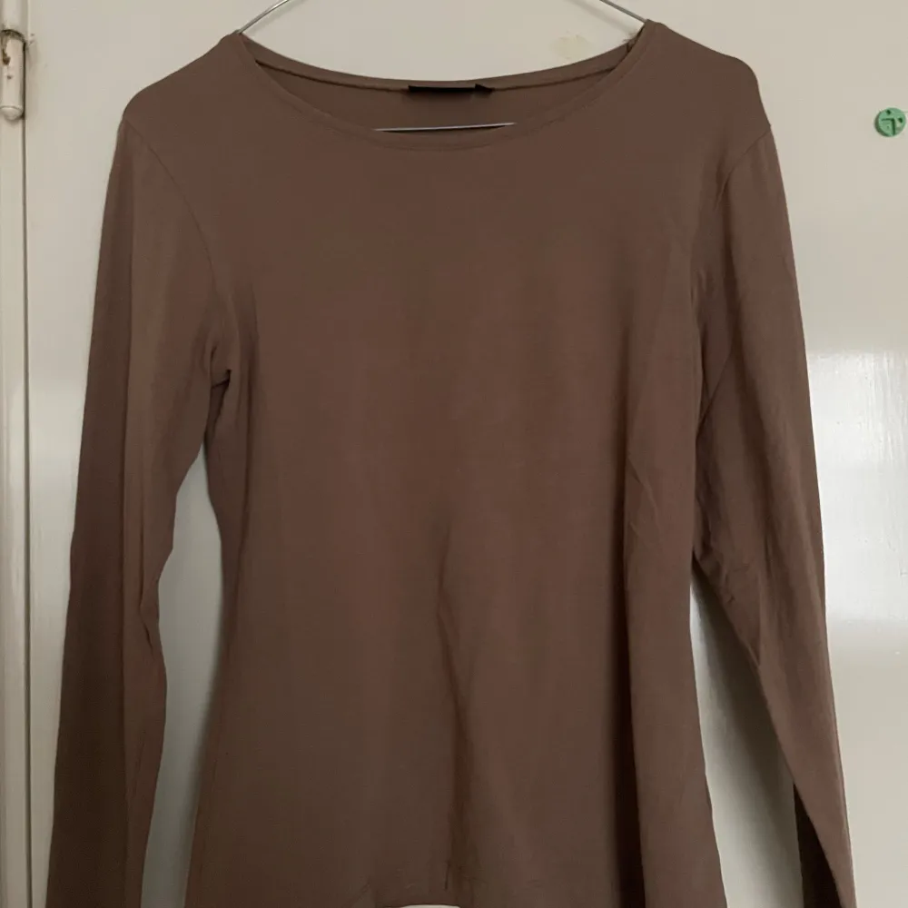 Jättefin brun/beige tröja från Kappahl som är för liten för mig. Storlek S men passar även XS. . Toppar.