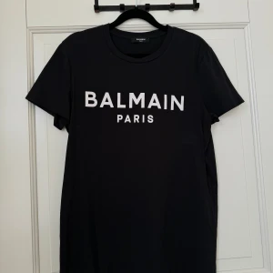 Balmain t shirt  - Äkta, köpt för 3800kr från Ferfetch. Använd en gång 