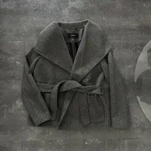 Säljer min mörkgrå fina vero moda kappa då den inte kommer till användning, använd fåtal gånger och väldigt fint skick, storlek S Kom gärna med prisförslag 