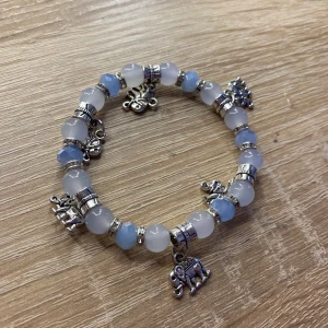 Armband  - Blått armband med elefanter detaljer🩵 Använt typ 4 gånger för det är för stort för mig